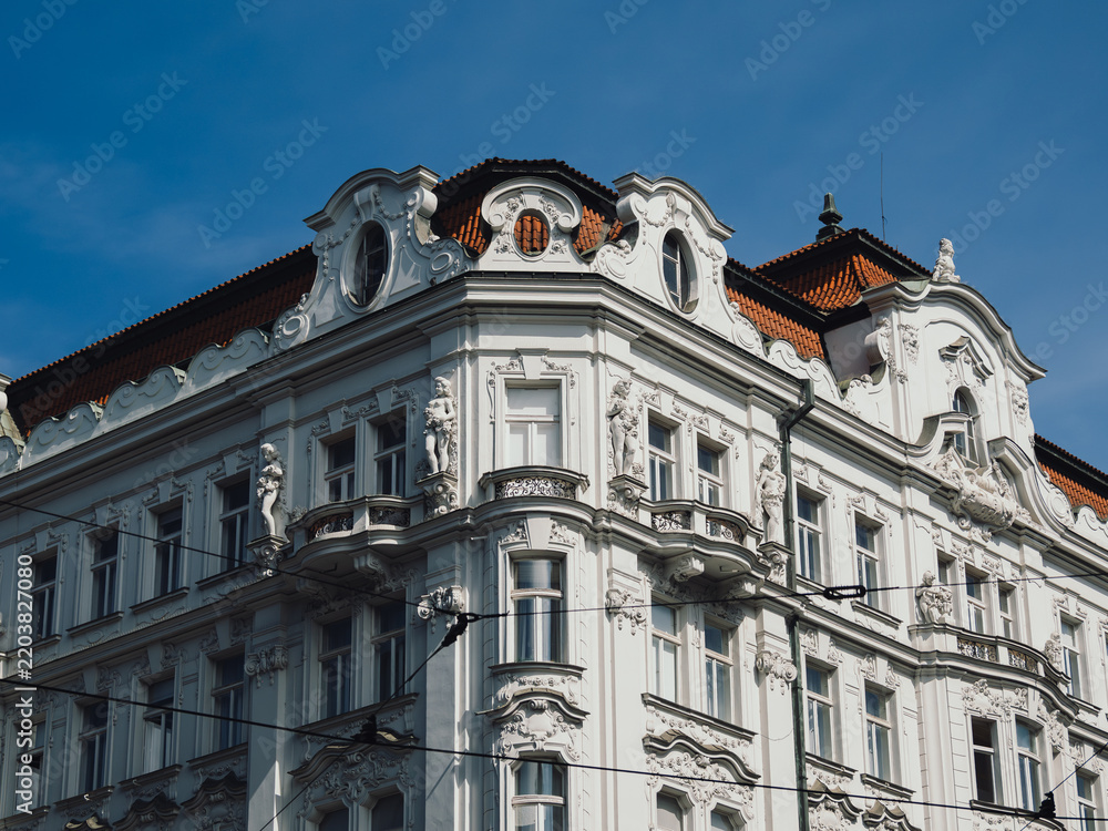 Obraz premium ornate prague building with statues under blue sky