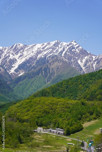 北アルプス　残雪の鹿島槍ヶ岳と新緑の里山
