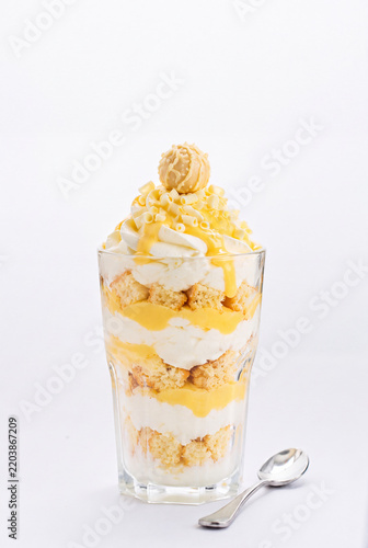 Eierlikörtorte im Glas mit Sahne und Kekse
