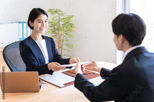 履歴書を渡す男性ビジネスマン