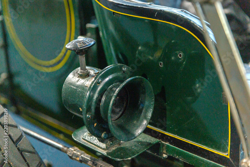 Vintage car horn with mechanical pull handle

Close‑up of a vintage car horn mounted on the side of a classic vehicle. The metal horn features a pull handle mechanism and is integrated into the car’s 