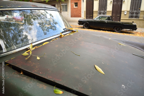 Foto Vintage Cars Parked in Front of Townhouse in Montevideo, Uruguay