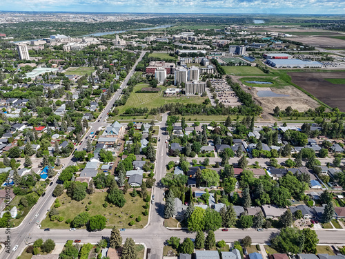 Obraz na plátně Grosvenor Park aerial shot reveals homes, parks, and cityscape