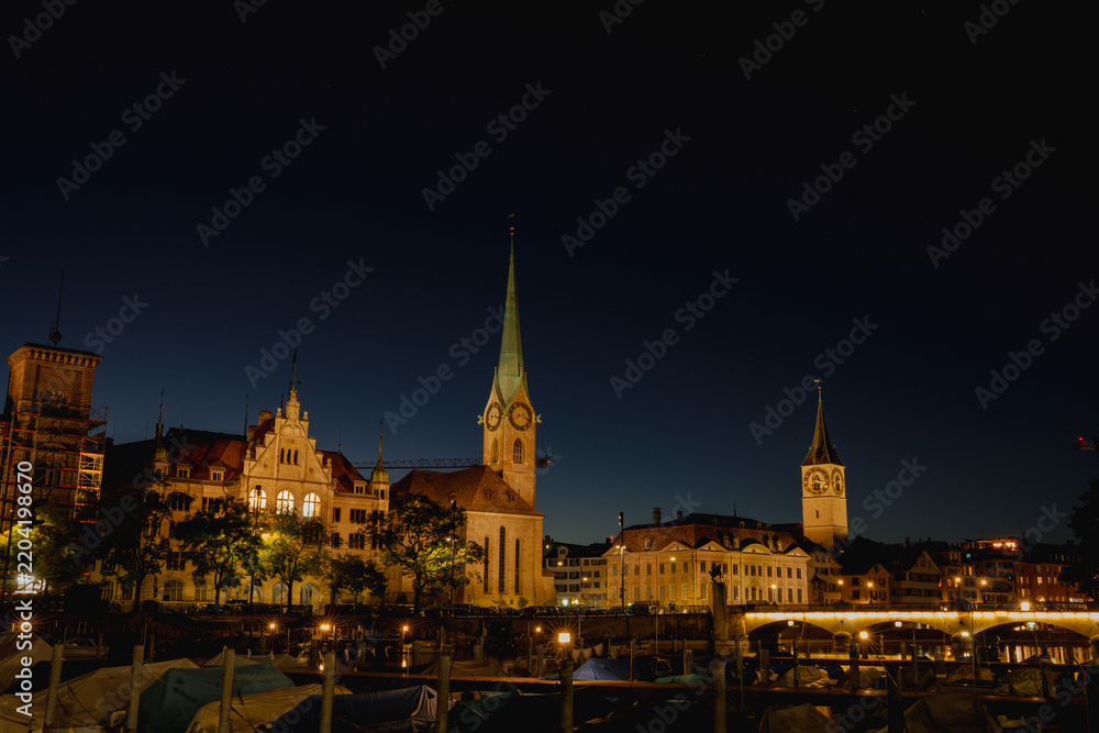 Obraz premium Zurich Old Town skyline at twilight with Fraumünster Church and Limmat river, Switzerland