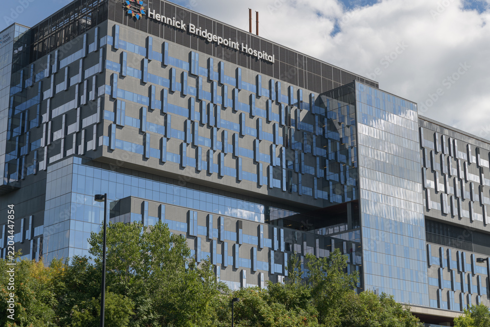Fototapeta premium northwest facing elevation of Hennick Bridgepoint Hospital seen from Don Valley Trail, Toronto