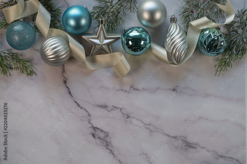 Fototapeta premium マーブル背景の水色クリスマスデザイン