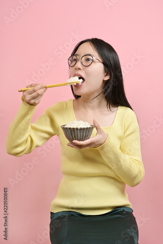 ご飯を食べる若い日本人女性