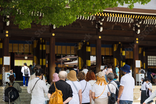 日本を観光する外国人旅行客