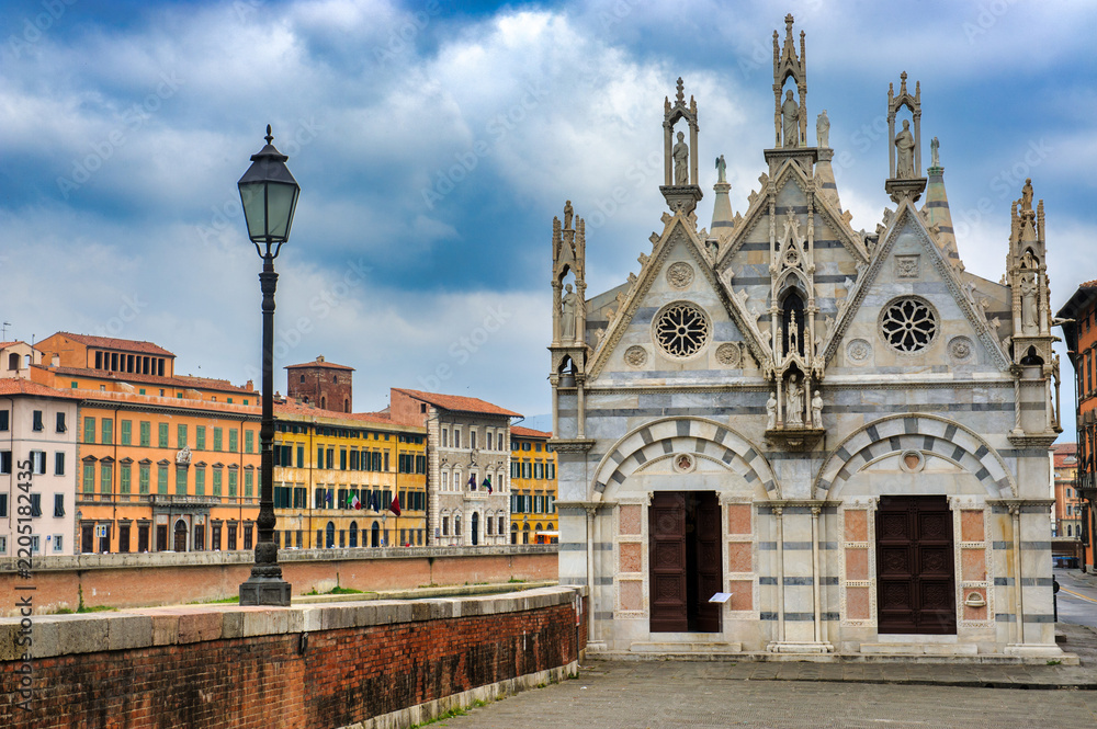 Fototapeta premium Church of Santa Maria della Spina along the Arno river in Pisa, Italy