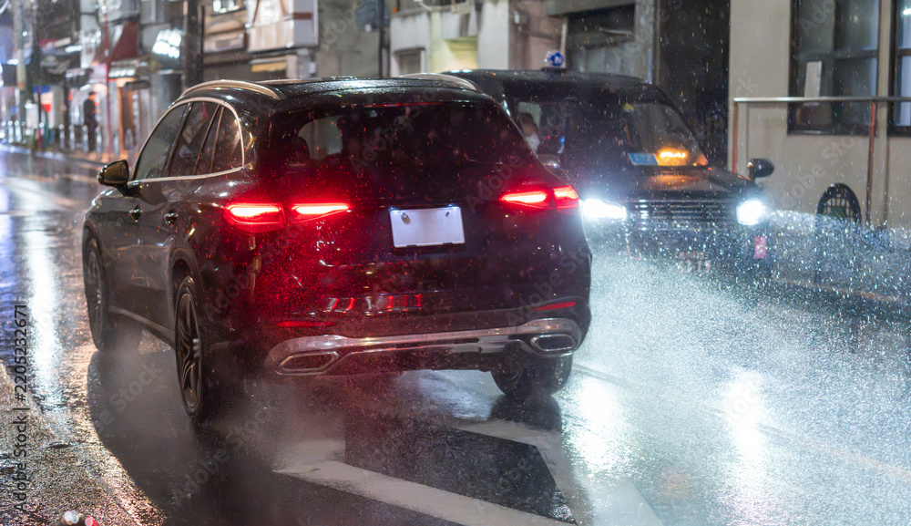 Fototapeta premium 雨 車