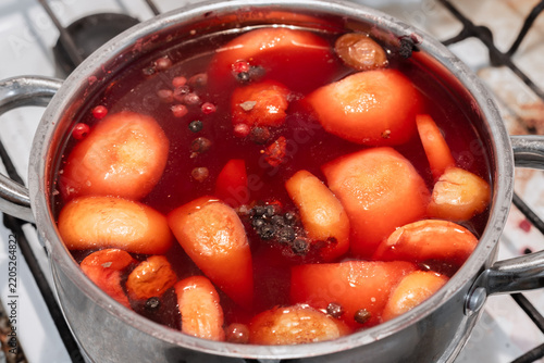 Foto Top view of stewed fruit compote in metal pot on stove