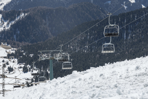 Foto Ski lifts operate in the Dolomites as people enjoy winter sports in the snowy mountains of Italy