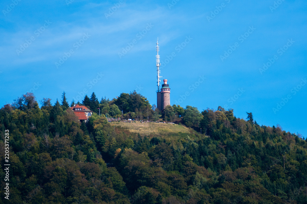 Obraz premium Blick auf den historischen Turm auf dem Berg Merkur in Baden-Baden