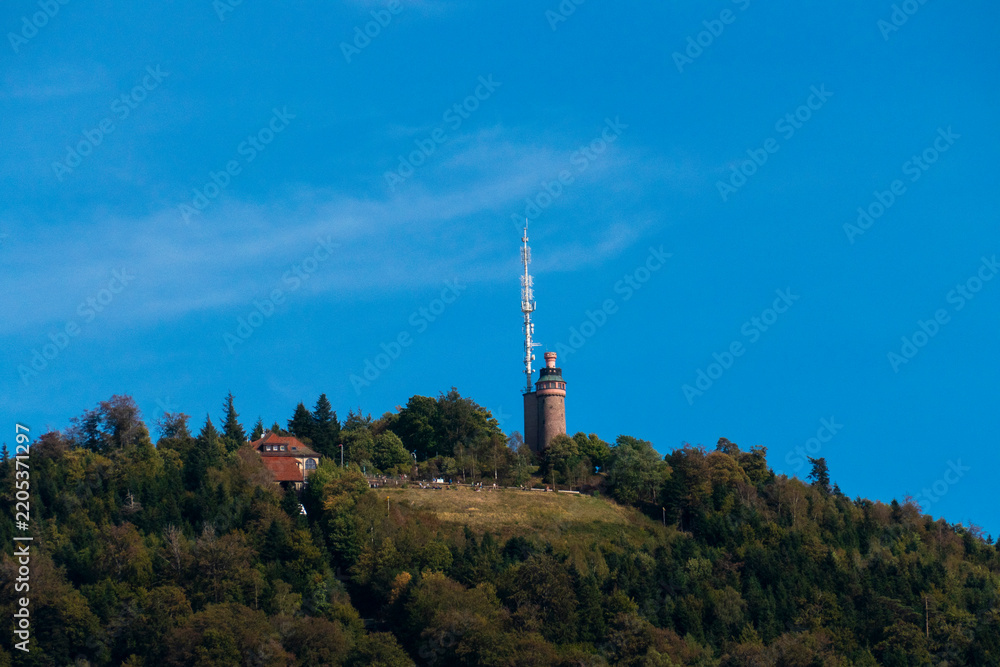 Obraz premium Blick auf den historischen Turm auf dem Berg Merkur in Baden-Baden