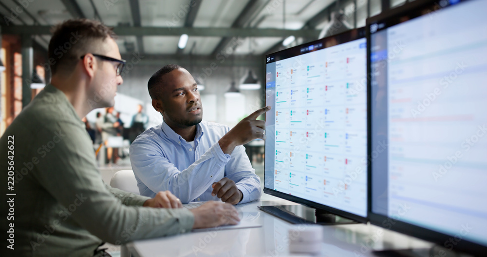Obraz premium Enterprise Software Developer Discusses Cloud ERP Interface
