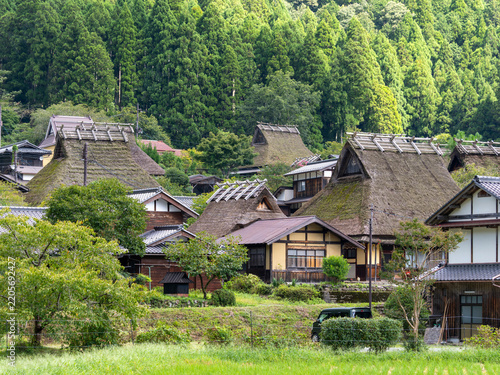 Tapety artystyczne 茅葺き屋根の古民家が建ち並ぶ「美山かやぶきの里」