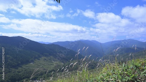 秋の青空と山並み