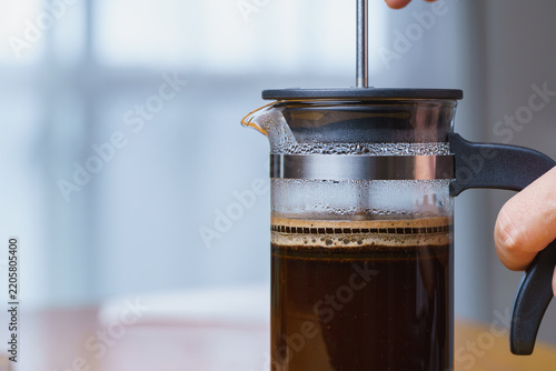 Obraz na płótnie フレンチプレスでコーヒーを淹れる手元
