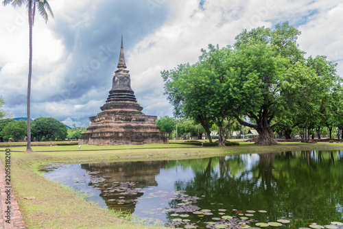 Obraz na plátně Ancient Buddhist Stupa Reflection on Water in Sukhothai Thailand