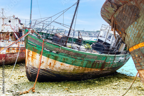 Epaves de chalutiers dans le port de Camaret 