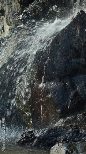 岩に流れる滝の水. waterfall flowing over rocks