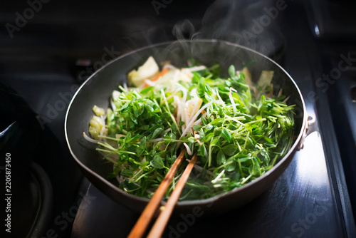 Obraz na płótnie フライパンで野菜炒めを作る