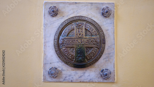 Fotografie Ornate Bronze Cross on Marble Plaque