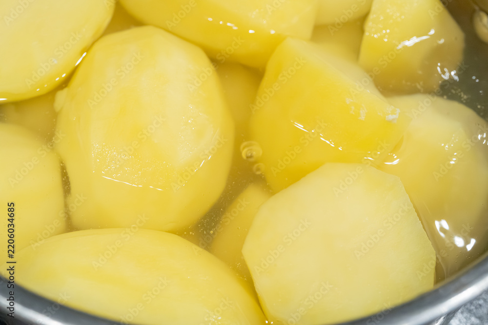 Obraz premium Whole peeled boiled potatoes in a saucepan