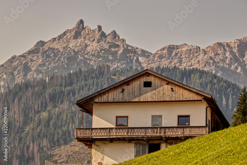 Fotografie A house in the mountains of South Tyrol.