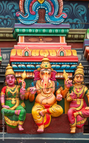 God Vinayagar with his wifes statue at Arulmigu subramanyar Vada Thiruchendur Murugan temple, Poonamalle, Chennai, South India, India