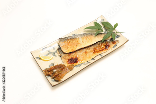 白背景の皿にのせた鯖の塩焼き
