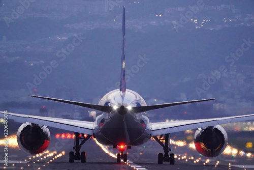 Foto 夕刻に離陸する飛行機