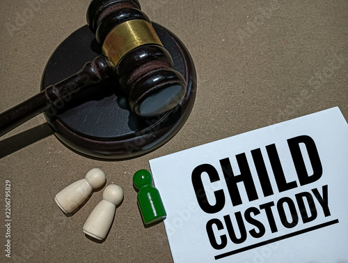 Close-up of a judge's gavel, family figures and a document labeled Child Custody, illustrating family law, divorce, parental rights and legal disputes over child custody.