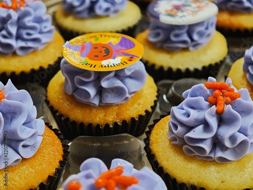 紫色のハロウィンカップケーキ