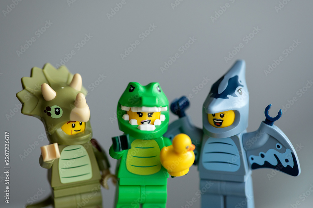 Obraz premium Close up of the Three Lego minifigures Animals crocodile, pterodactyl, and triceratops on a gray background.