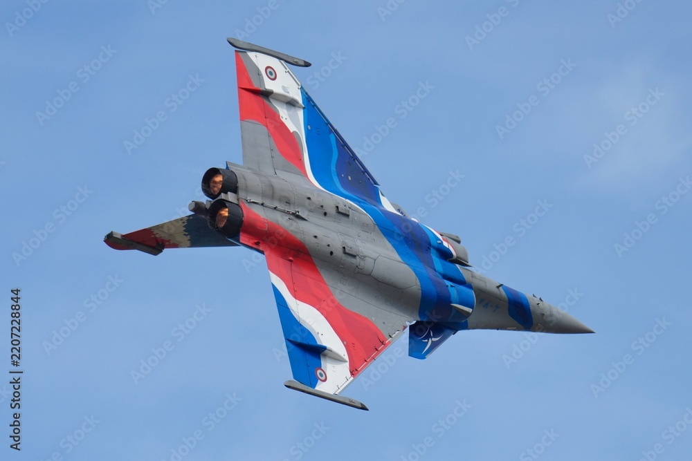 Fototapeta premium Rafale Solo Display 2026 en descente Post Combustion