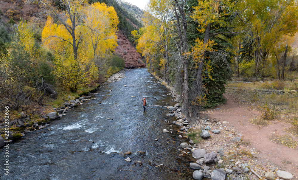 Obraz premium Man Fly-Fishing On The San Miguel River Fall Time Colorado