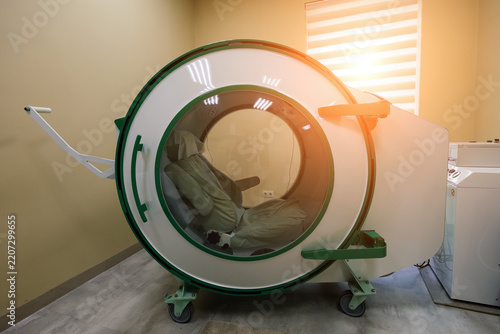 Small hyperbaric oxygen chamber in clinic