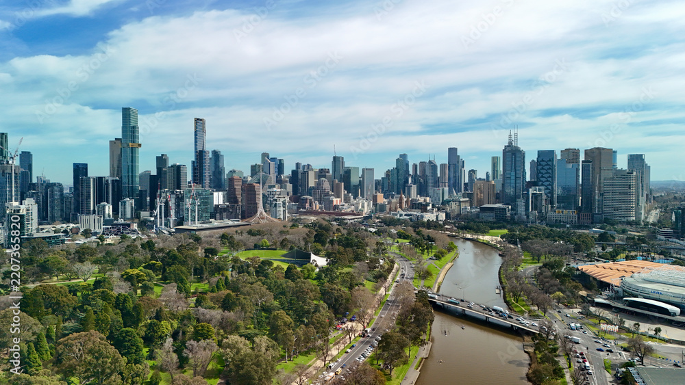 Obraz premium Royal Botanic Gardens Victoria, Melbourne, Australia – 4K aerial drone view of lush parklands, urban gardens, Sidney Myer Music Bowl, Southbank skyline, city CBD and Yarra River