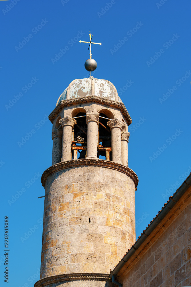 Obraz premium View of a stone church tower against a blue sky during the daytime