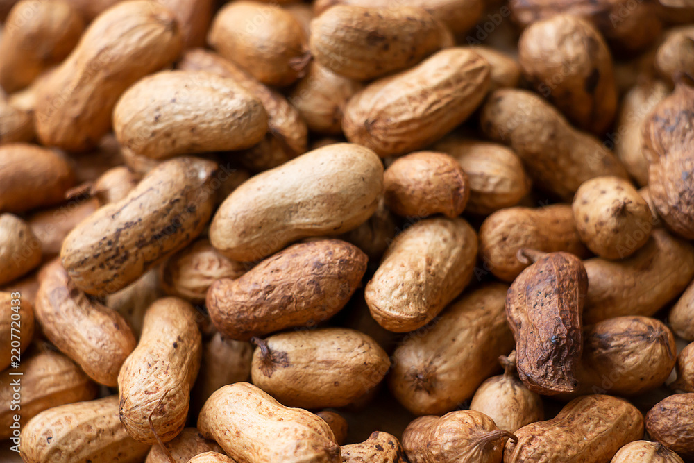 Obraz premium Roasted peanuts are cooked for a delicious meal.