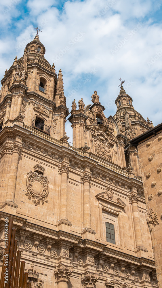 Fototapeta premium Fachada y campanarios de la iglesia de La Clerencía de estilo renacentista y barroco siglo XVII en la ciudad de Salamanca, España