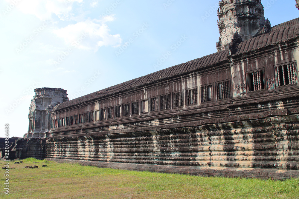 Obraz premium ruined khmer hindu and buddhist temple (angkor vat) in angkor in siem reap in cambodia 