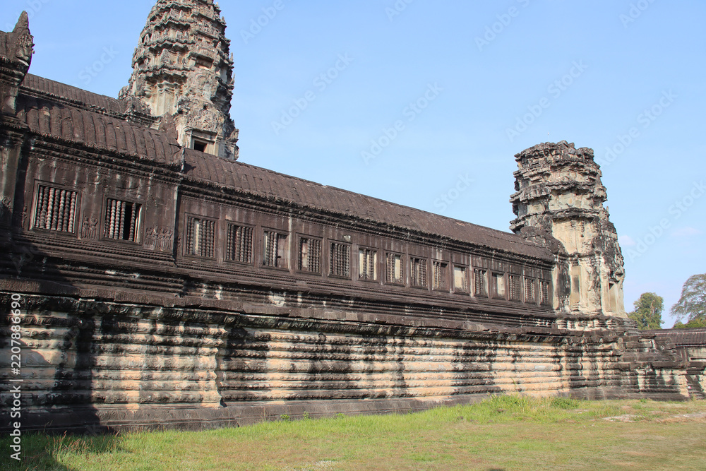 Obraz premium ruined khmer hindu and buddhist temple (angkor vat) in angkor in siem reap in cambodia 