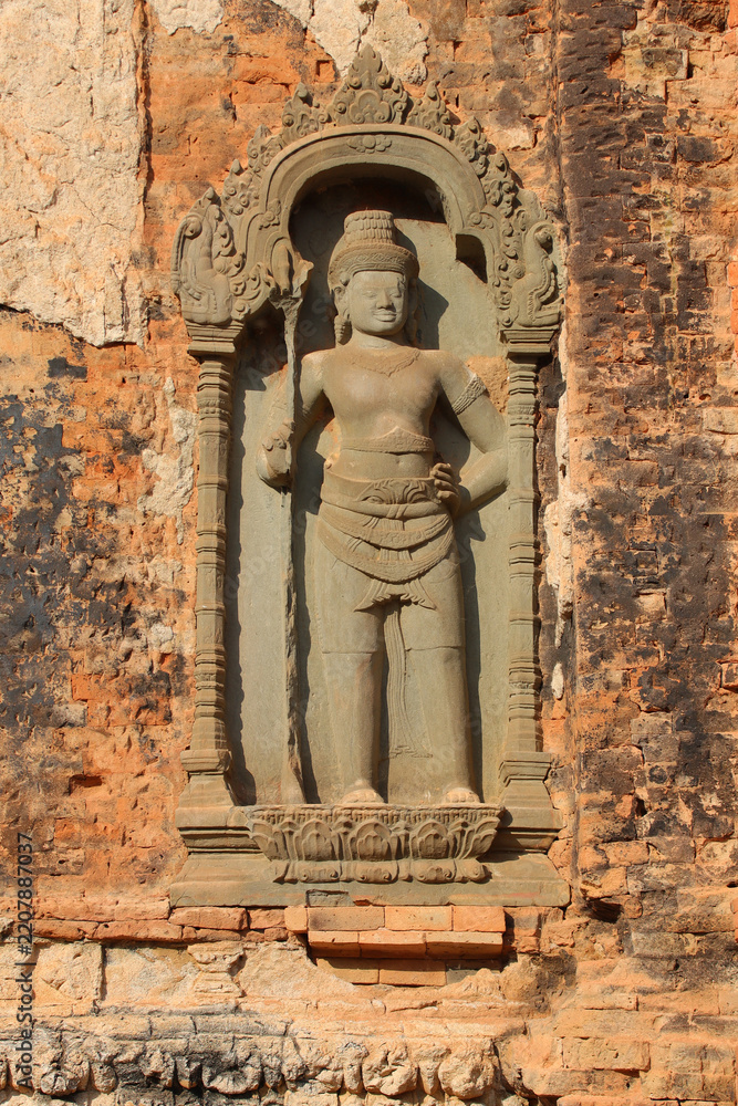 Obraz premium ruined khmer hindu and buddhist temple (preah ko) in angkor in siem reap in cambodia 