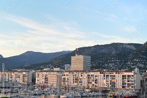 Port de plaisance de la ville de Toulon avec un paysage urbain et montagneux au second plan