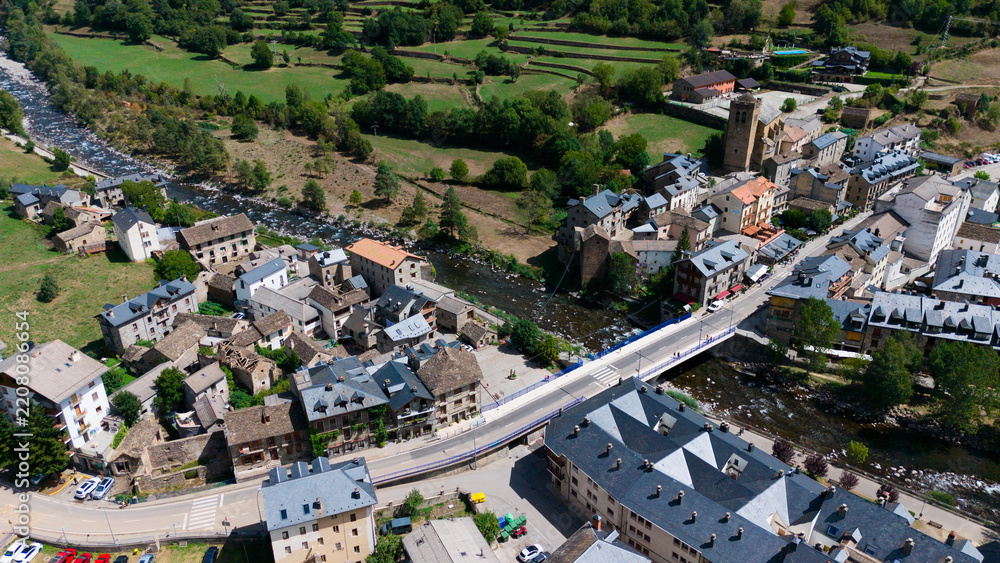 Obraz premium aerial shot of a small village in an amazing mountain landscape 
