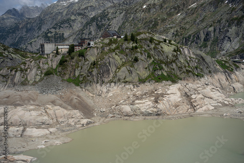 Tiefer Wasserstand am Grimselsee mit alter Grimselbrücke