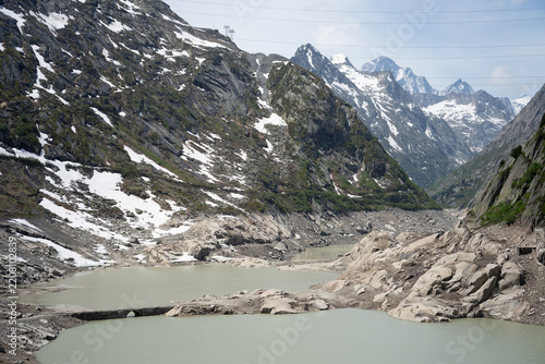 Tiefer Wasserstand am Grimselsee mit alter Grimselbrücke