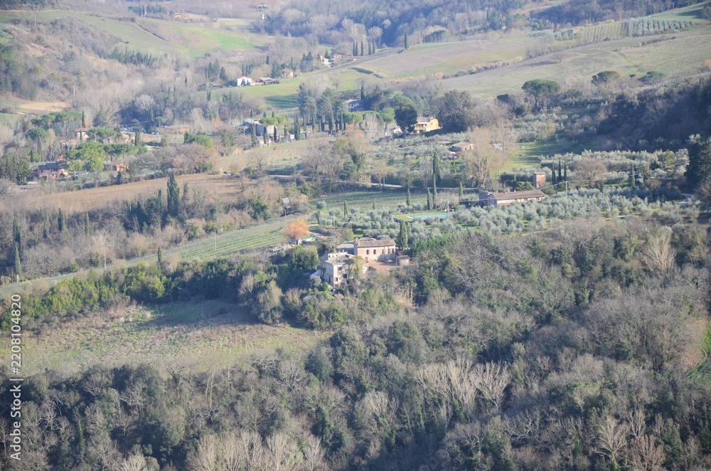 Obraz premium A photo overlooking the rolling hills and vineyards of San Gimignano